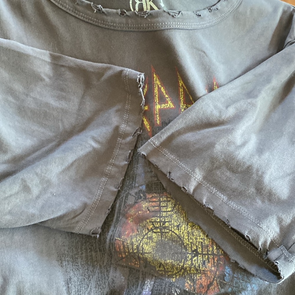 Recycled Karma 💯 Cotton Distressed Longer Sleeves Look Def Leppard Logo Tee New - Picture 14 of 16